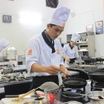 Nên đi học nghề nấu ăn